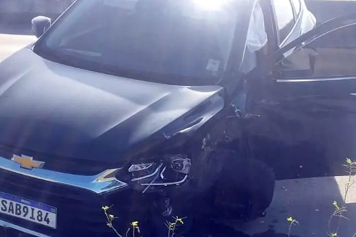 BR-101: colisão entre carro e carreta deixa médica do Samu ferida