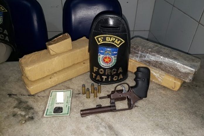 Material apreendido no conjunto Mocambo pelos militares do 5º BPM