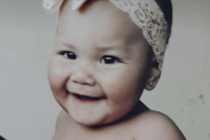 Bebê de 7 meses caiu da cama enquanto estava com o padrasto
