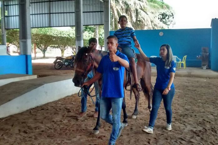 Equoterapia do Complexo Tarcizo Freire auxilia no tratamento de pessoas com doenças neurológicas