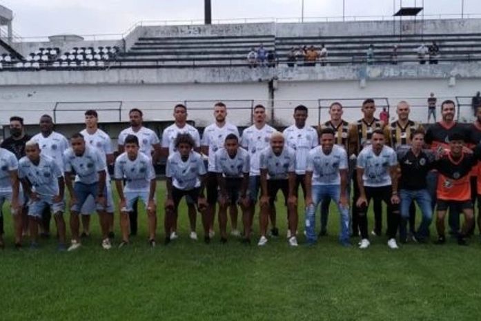 Celso Teixeira faz ajustes na equipe alvinegra e mostra confiança no elenco