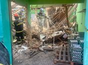 Estabelecimento comercial é isolado pelo Corpo de Bombeiros após desabamento de telhado, em Arapiraca