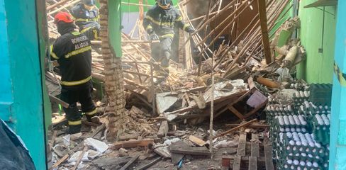Estabelecimento comercial é isolado pelo Corpo de Bombeiros após desabamento de telhado, em Arapiraca