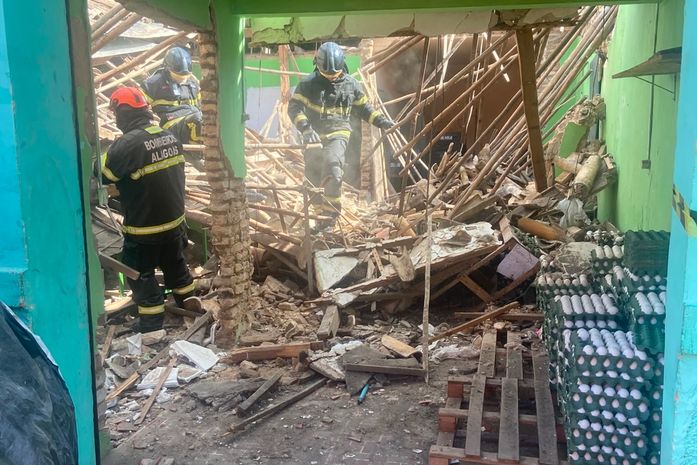 Estabelecimento comercial é isolado pelo Corpo de Bombeiros após desabamento de telhado, em Arapiraca