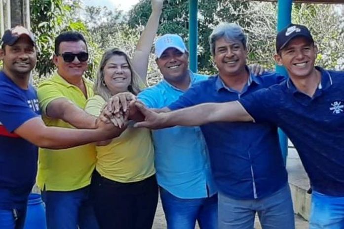 Conceição Tavares entre os cinco vereadores, todos do PTB do deputado Antônio Albuquerque em AL