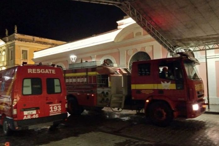 Incêndio atinge Mercado Público de Penedo e queima lanchonete