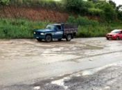 Imensas crateras dificultam o transito as margens do riacho Piauí em Arapiraca 