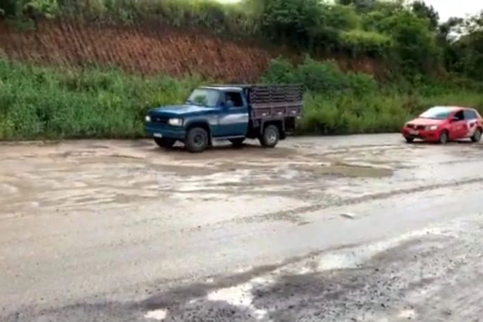 Imensas crateras dificultam o transito as margens do riacho Piauí em Arapiraca