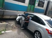 Carro cruza trilhos e é atingido em cheio por composição do VLT