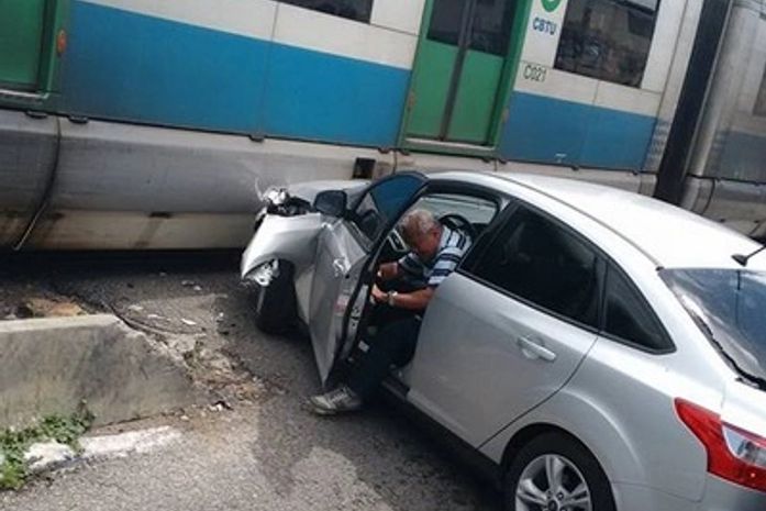 Carro cruza trilhos e é atingido em cheio por composição do VLT