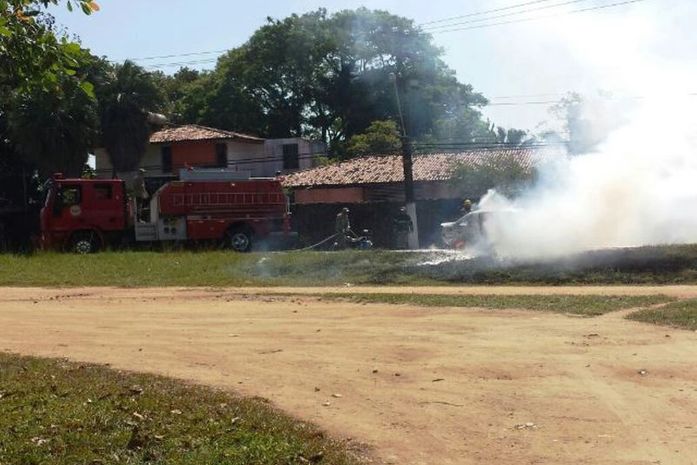 Veículo incendiou em via pública