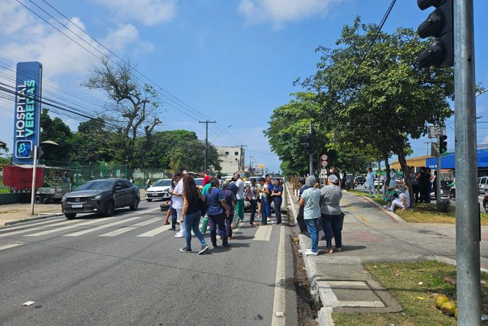 Trabalhadores do Hospital Veredas seguem para o 15º dia de manifestações na Fernandes Lima