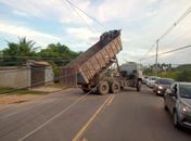 Caminhão colide em poste e atinge fiação de rede elétrica em Maceió