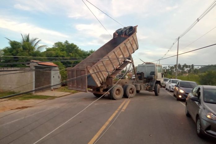Caminhão colide em poste e atinge fiação de rede elétrica em Maceió
