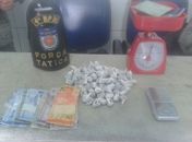 Dois homens são presos e menor é apreendido após roubo de táxi, tráfico e roubo