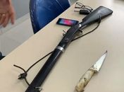 Armas apreendidas com o suspeito, no momento da prisão