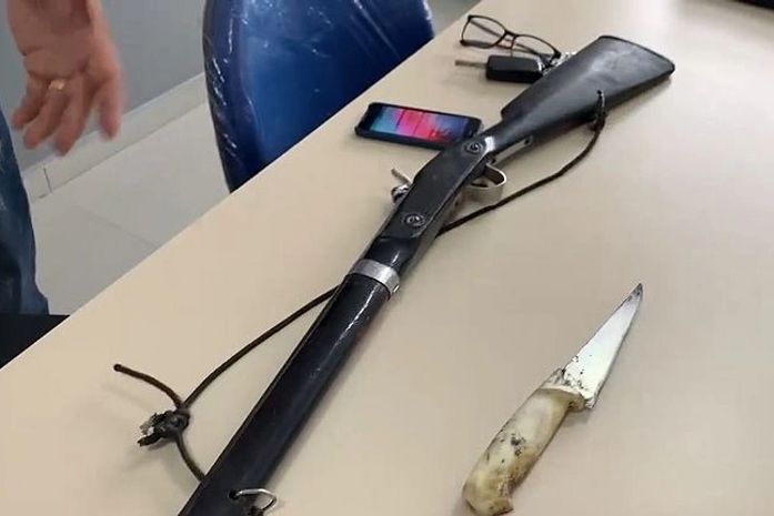 Armas apreendidas com o suspeito, no momento da prisão