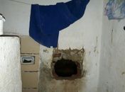 Presos fizeram um buraco na parede