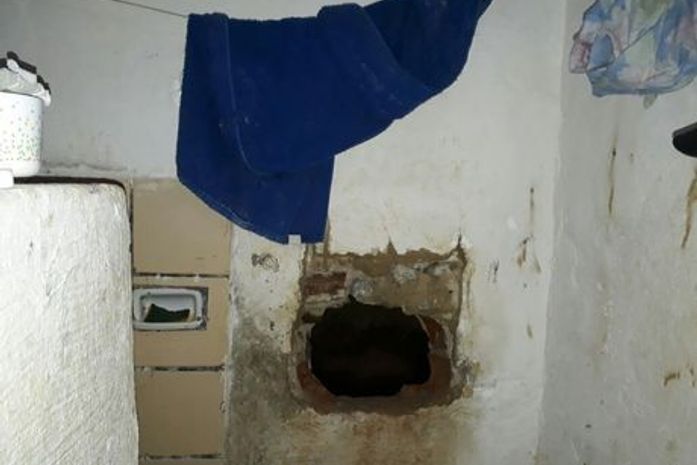 Presos fizeram um buraco na parede