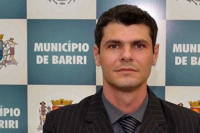 A menina de 8 anos saiu para comprar pão,e no caminho encontrou o prefeito do PSDB, que se dizia policial e a estuprou.