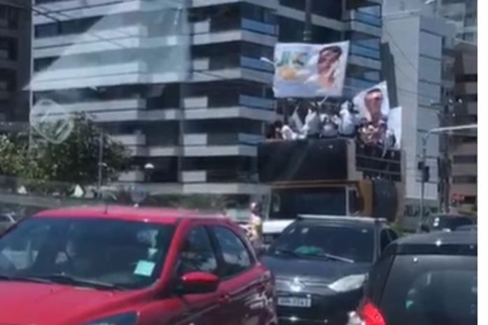 Vídeo: ex-secretário de Esporte dá mau exemplo ao participar de invasão à rua fechada