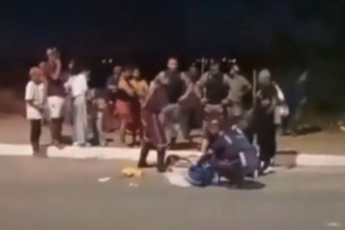 Motociclista morre após ultrapassar caminhão e colidir com poste em Maceió