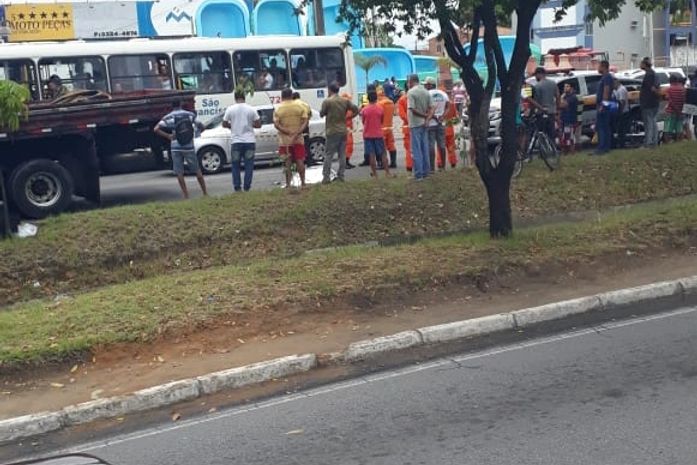 Após colidir com caminhão, motociclista morre na Durval de Góes Monteiro