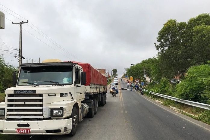 Motociclista morreu após colisão com caminhão na BR-316, em Santana do Ipanema.