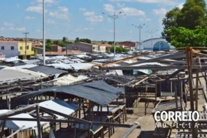 Barra de concreto despenca e deixa idoso ferido em Delmiro Golveia