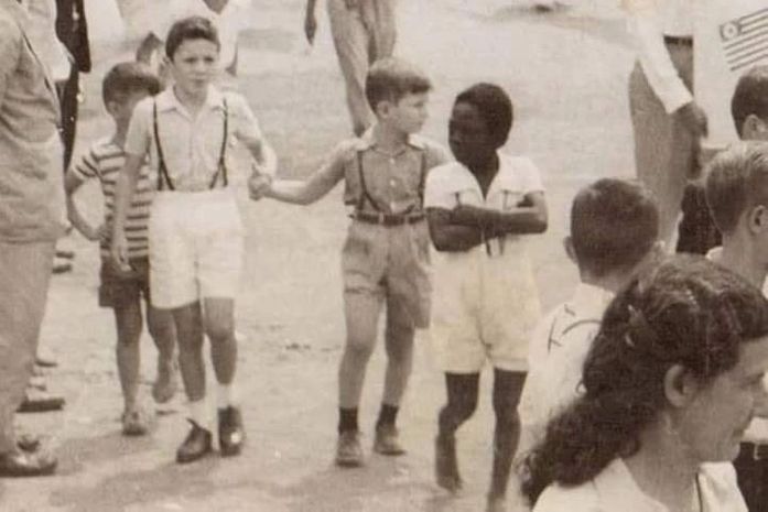 A criança preta, sem sapatos, ou uma imagem símbolo do apartheid cotidiano, em um 7 de Setembro,dos anos 50,ou o racismo é atemporal.