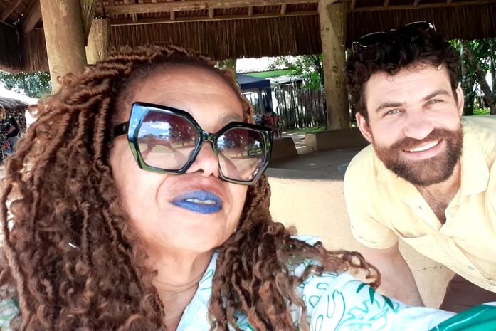 Arísia Barros, do OEPPIR-Al recepciona, o norte-americando,doutorando, Ryan Morrison, em visita à Serra da Barriga