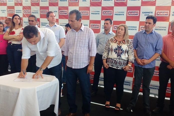 Renan Filho assina ordem de serviço para mais obras na cidade