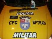 Homem é denunciado por circular com espingarda em via pública