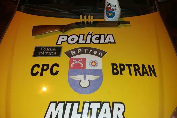 Homem é denunciado por circular com espingarda em via pública