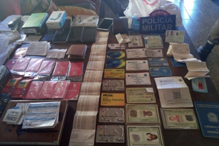 Criminosos aplicavam golpes na zona rural do município. Cartões com nomes de terceiros foram apreendidos.