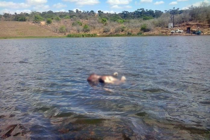 Corpo é encontrado boiando em açude