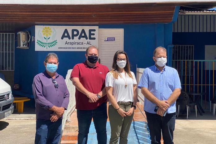 Vereador Melquisedec de Oliveira faz visita às obras da nova sede da Apae em Arapiraca, ao lado do presidente das Apaes de Alagoas, deputado Léo Loureiro