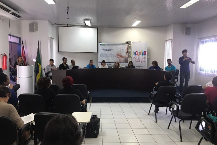 Debate trata da regulamentação da profissão de Intérprete de Libras no Brasil