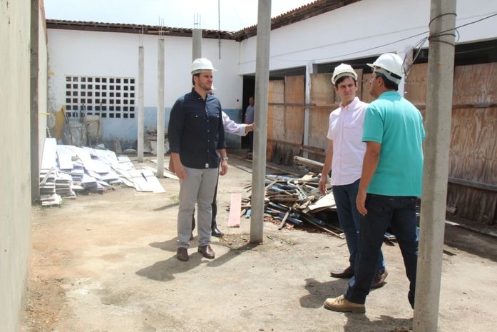 Prefeito Cacau e secretário Marcelo Beltrão vistoriaram obras da Escola Municipal Araújo Lobo
