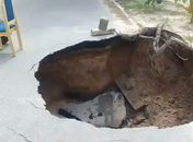 Cratera se abre e assusta moradores no bairro da Jatiúca, em Maceió 