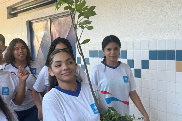 Jó Pereira, a Yasmim, toda majestosa conduziu a Árvore Sagrada para o plantio.
Agora, na Escola Rosa da Fonseca tem Baobá