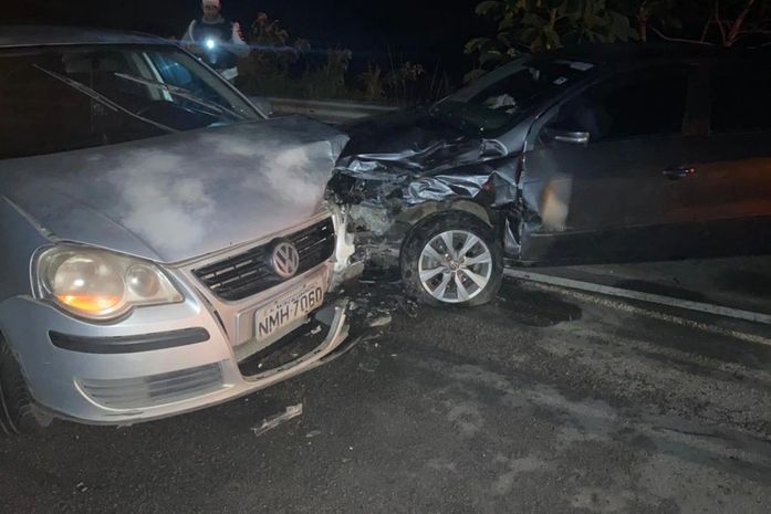 Carros colidem após condutor perder o controle e entrar na contramão na AL-413