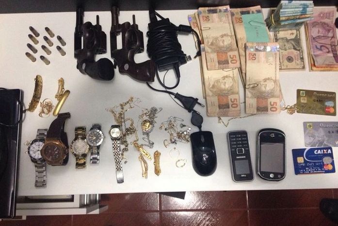 Material roubado e armas apreendidas