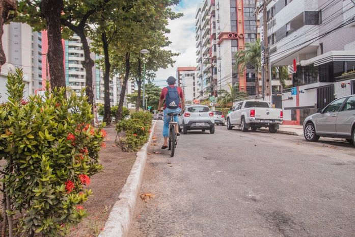 Ponta Verde: Rua Sandoval Arroxelas vai ganhar ciclofaixa