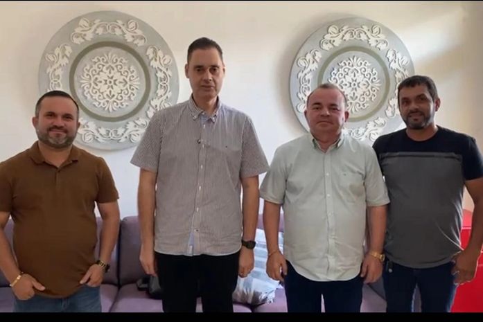 Ex-prefeito Bastinho viabiliza van, tratores, implementos e 2km de asfalto para o município de Taquarana