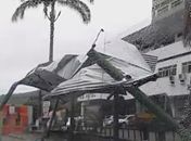 Vídeo: caminhão colide em ponto de táxi e destrói estrutura em Palmeira dos Índios