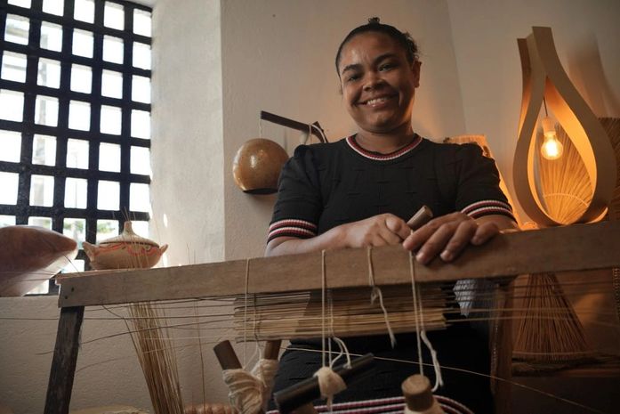 Prefeitura apoia artesã Akeline dos Santos em feira do PAB, em Brasília Municípios