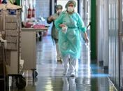 Profissionais da saúde em hospital na Itália.