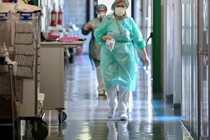 Profissionais da saúde em hospital na Itália.