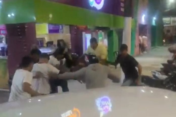 Homem com camisa do CSA é espancado por grupo em lanchonete no bairro de Jaraguá